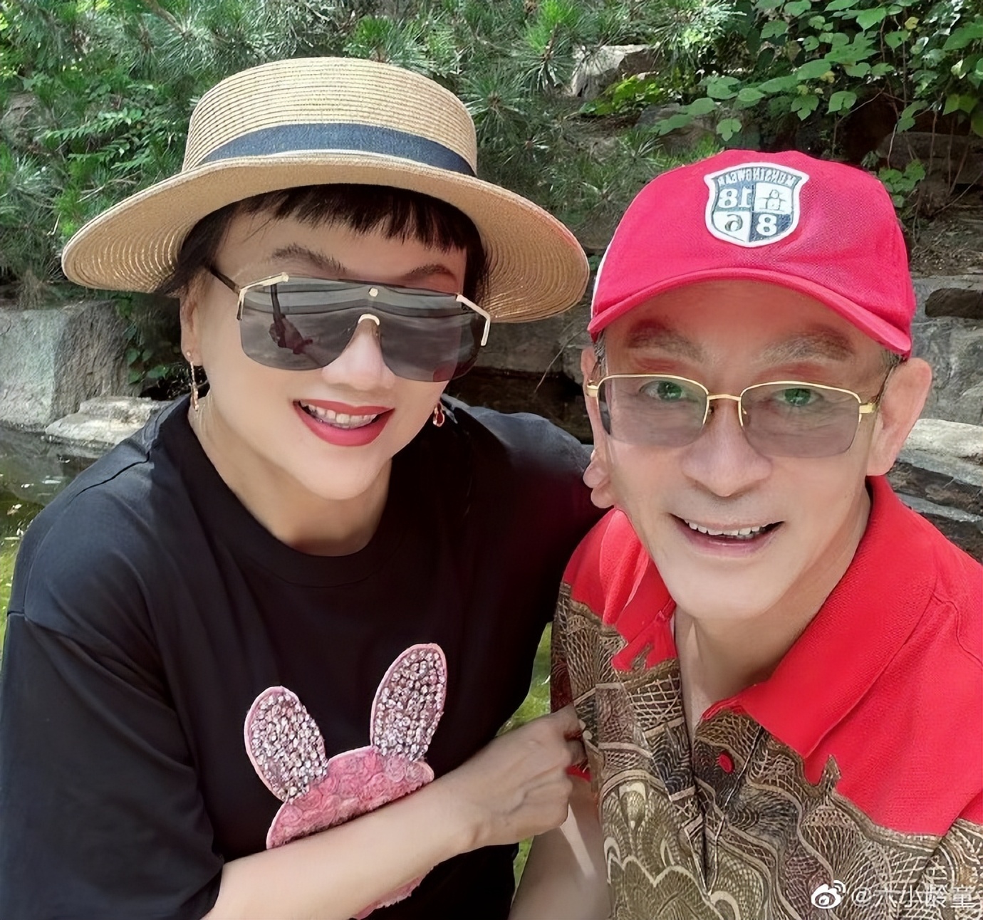 64岁“美猴王”六小龄童罕见晒多张夫妻合照，庆祝结婚35周年：下一个35年就一百岁了