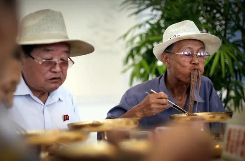 朝鲜人去朝鲜族吃饭,走进朝鲜吃烧烤