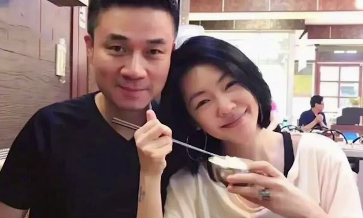 小S受大S牵连，黑历史被深扒，曾当众舔日本女星的脚