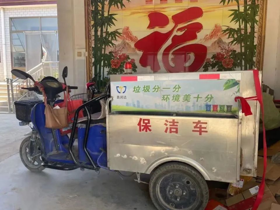 突然,让人泪目的高考考场前相拥的环卫工母子,做了个重大的决定