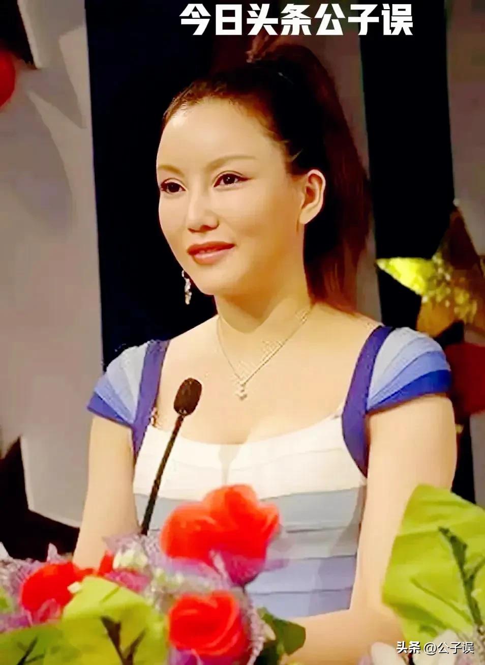 她拒绝登上情色杂志的封面，转身一脱成名，如今专演八路军女战士