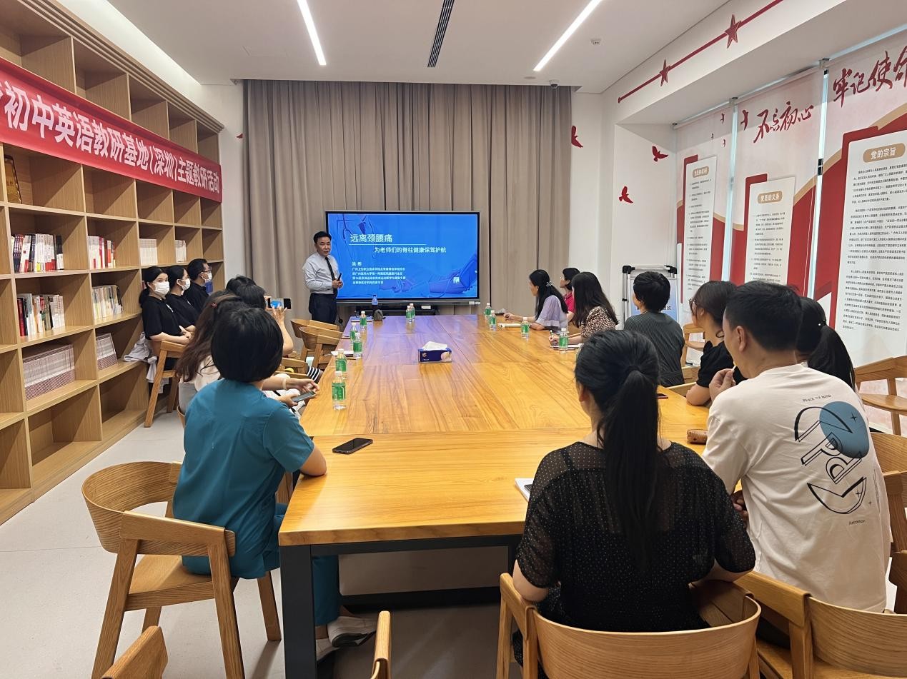 公益｜龙脊康*彤沈**教授进深圳南山外国语学校，普及脊柱健康知识