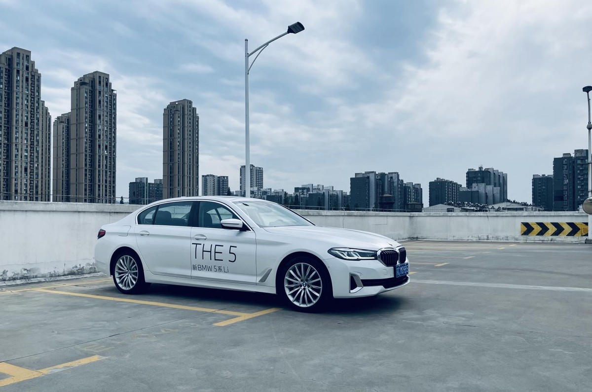 宝马5系与奔驰e级的安全性对比,宝马5系与奔驰e级销量对比2021年