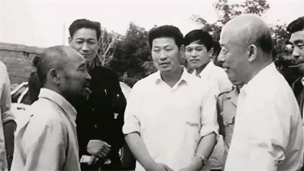 78年，他调任北京市委书记，向*国锋华**抱怨：我在天津屁股还没坐稳