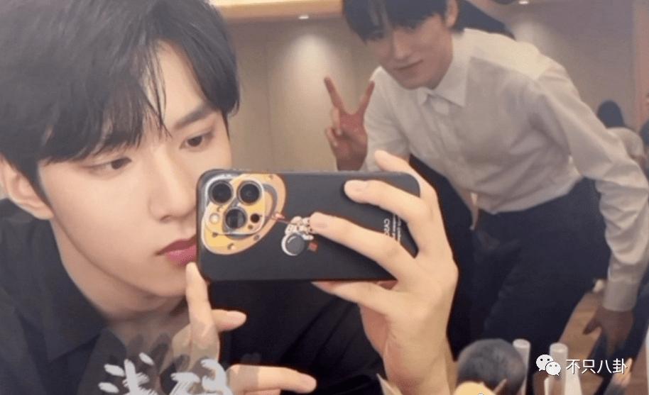 喜欢美女都不行？一张手机屏保引发的争吵......