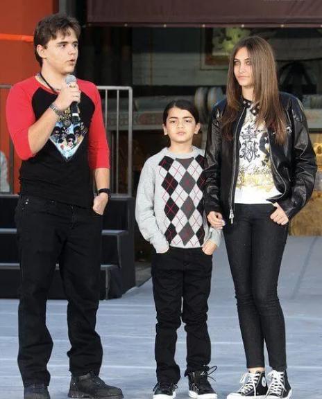 迈克尔杰克逊去世得了什么疾病,迈克杰克逊儿子遗传白化病