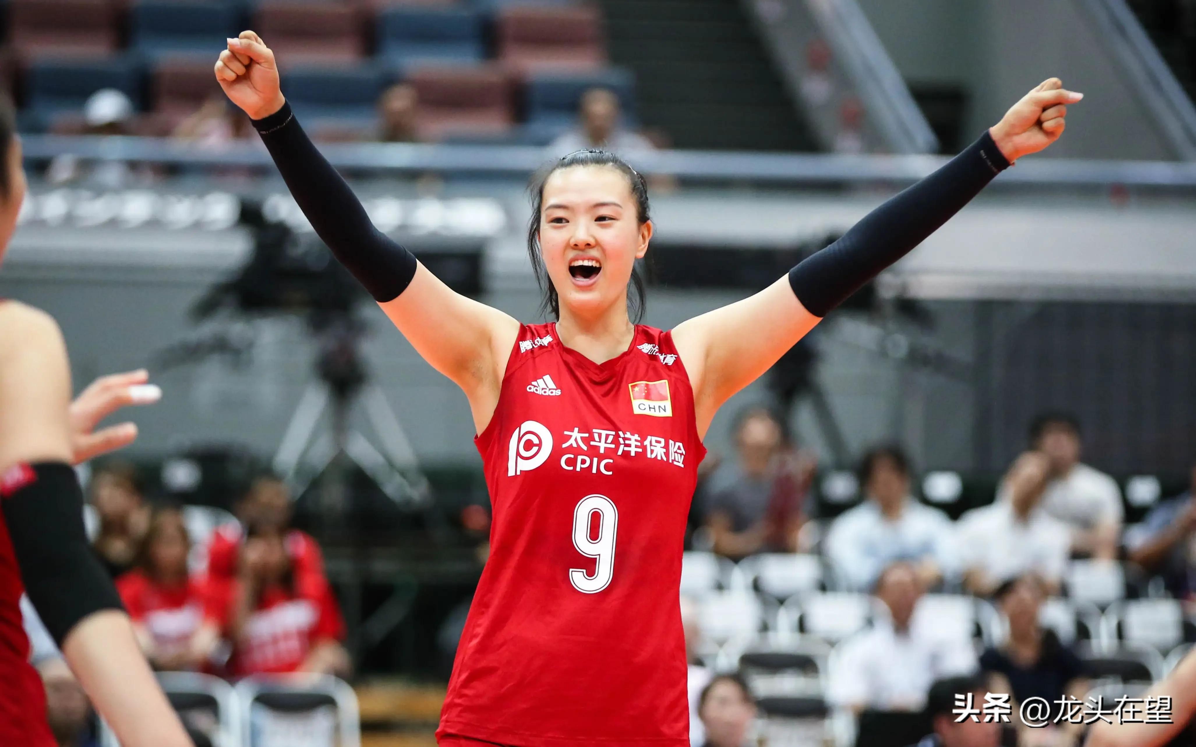 当排球运动员遇上足球,女排骑机车