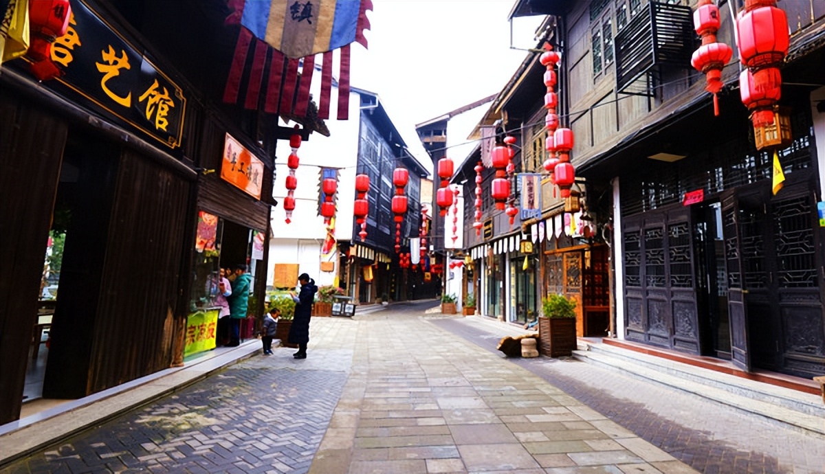 问道龙虎山，观“天下三绝”，“道教第一山”碧水丹霞入画来