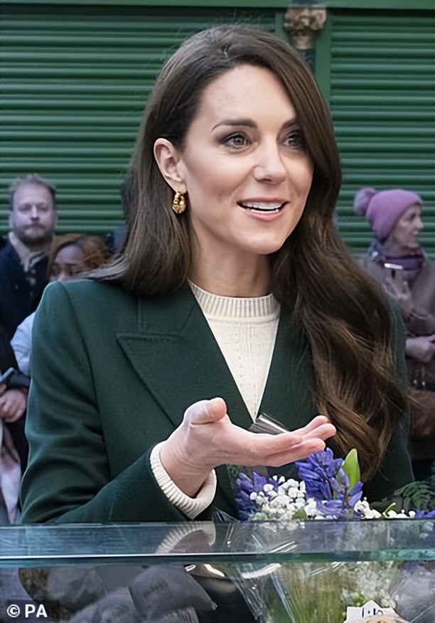 凯*马特**不停蹄宣传新项目，活力满满干劲儿足，还难得“捧场”贝嫂