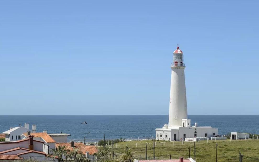 乌拉圭的服饰特点，反映了当地的历史背景，和社会文化现象