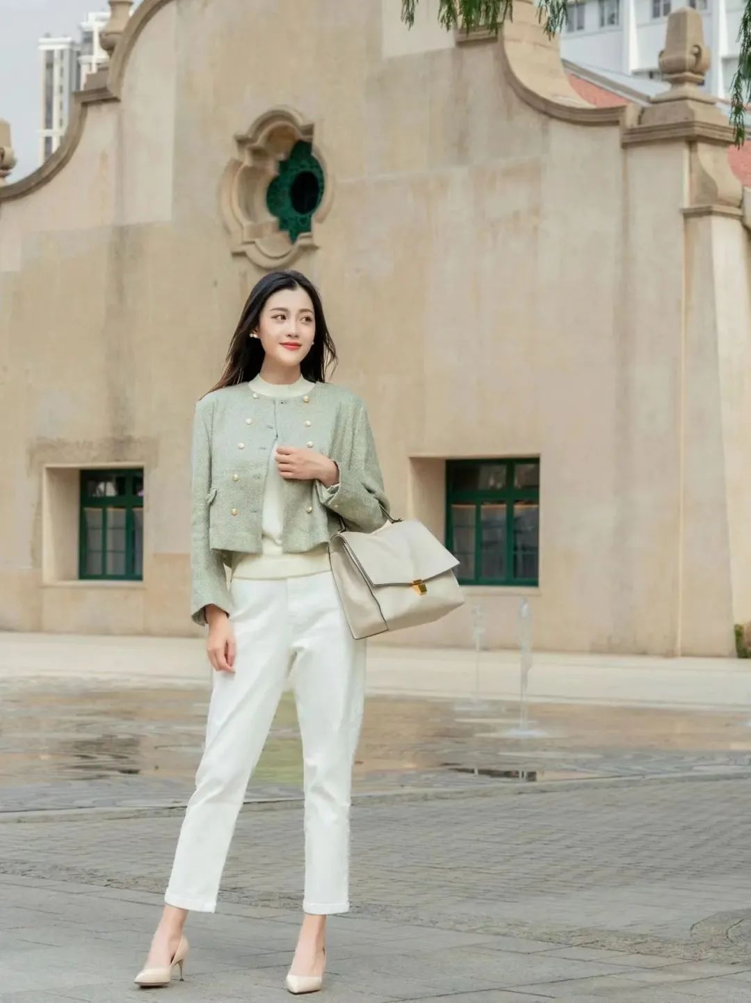 春夏流行的白裤子5种穿搭方法，清爽又自在