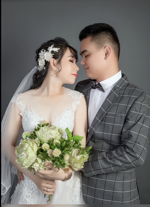 越南媳妇远嫁广西农村，丈夫没房没车没钱，丈母娘借钱还给买房