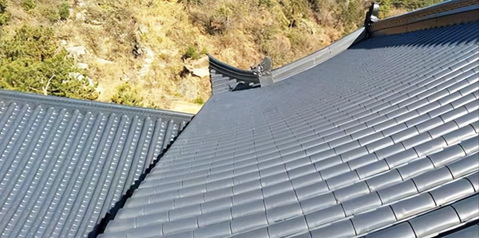 自建房房顶琉璃瓦利弊,树脂瓦红顶白底好用