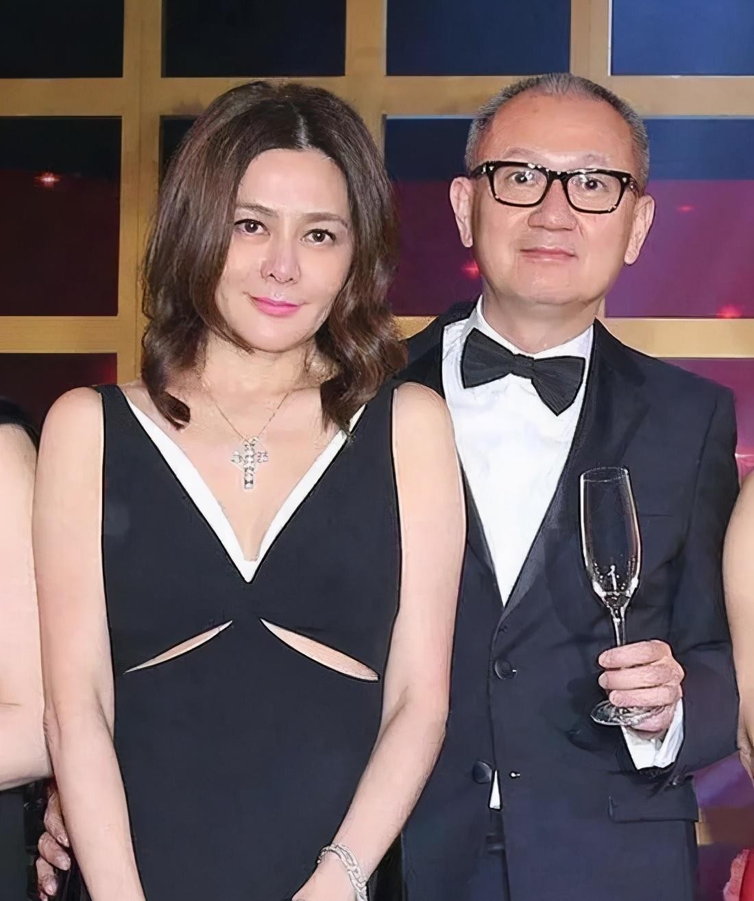 59岁关之琳罕见现身,55岁的关之琳难掩时光痕迹