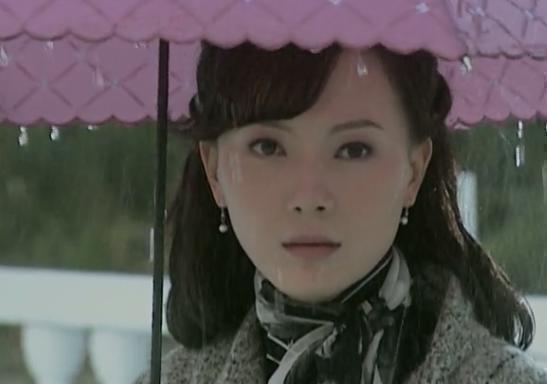 睡楼梯，啃馒头，攒钱给男友买28年的生日礼物，结局早已注定