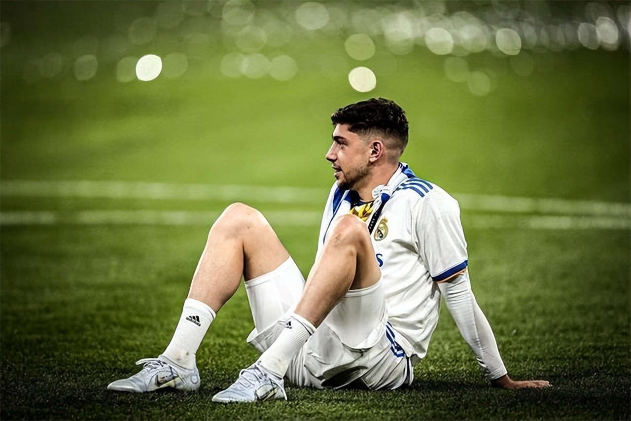 足坛奇闻：皇马球员打人，利物浦球员遭边裁肘击，曼联B费打边裁