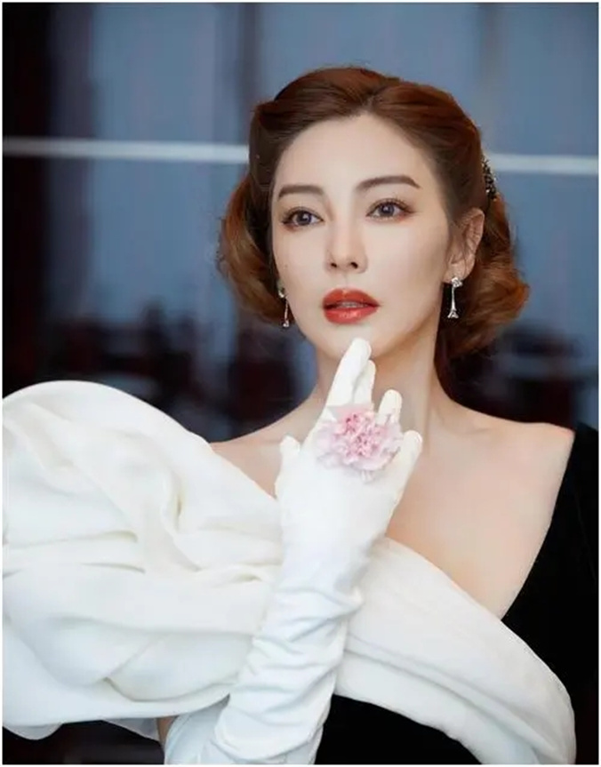 八位花钱如流水的女星,花钱如流水的四个女星