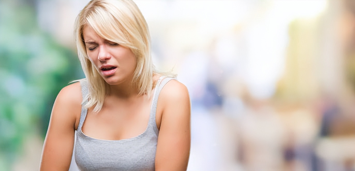 男子膝盖上长了肉瘤,男子膝盖内侧出现小疙瘩