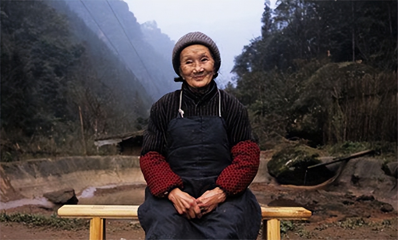 漂亮寡妇偷吃“*果禁**”，携19岁小伙隐居深山50年，创造了人间奇迹