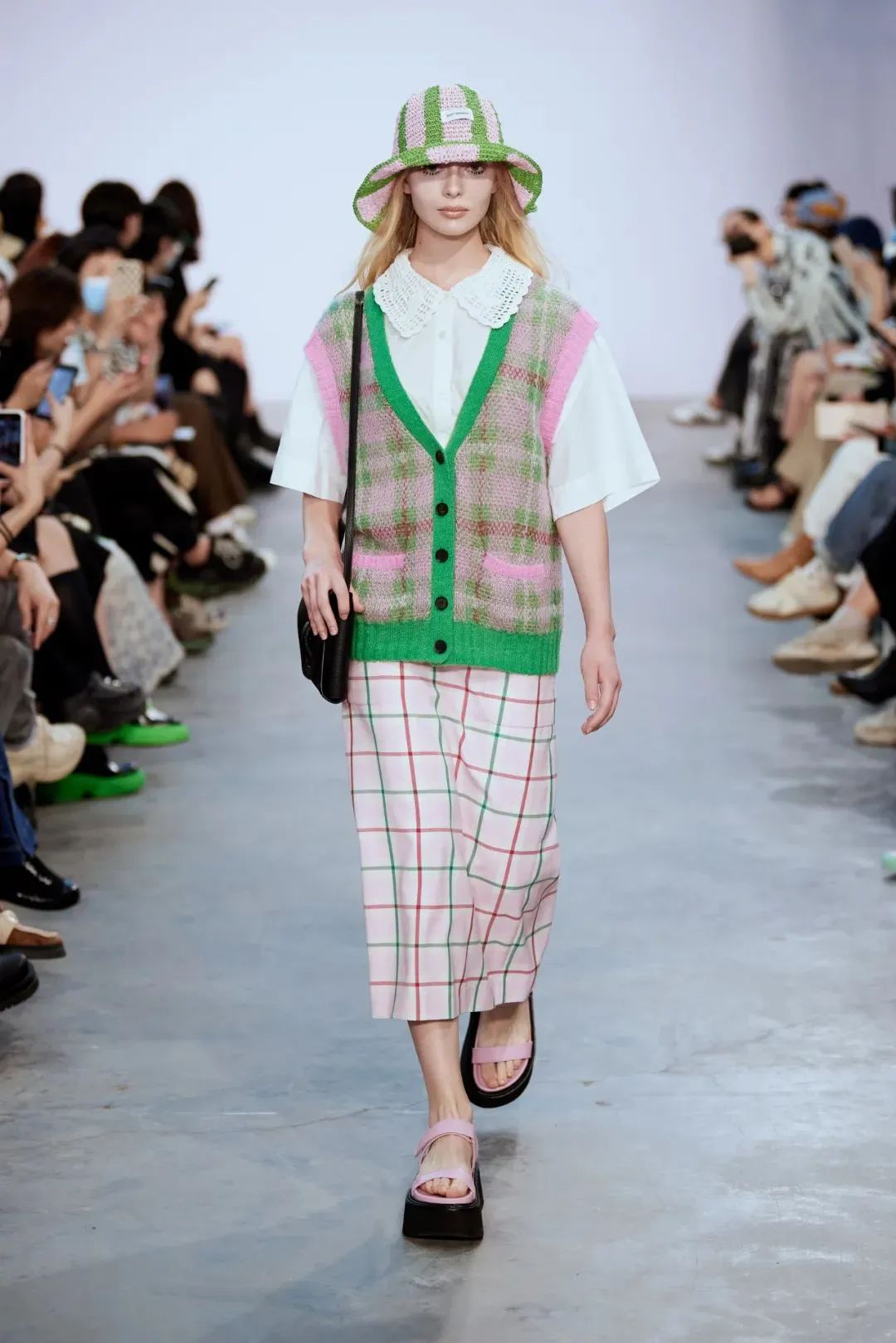 秋日马甲穿搭的n种,春天咖色格子针织马甲怎么搭配