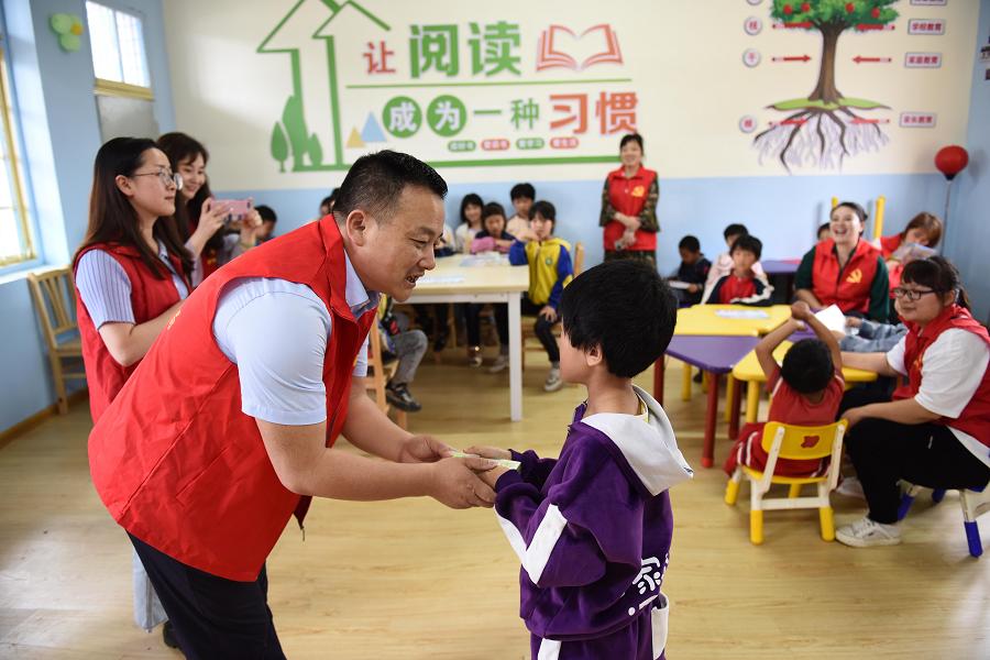 关注留守儿童促使健康成长,提高社会各界对留守儿童的关注度