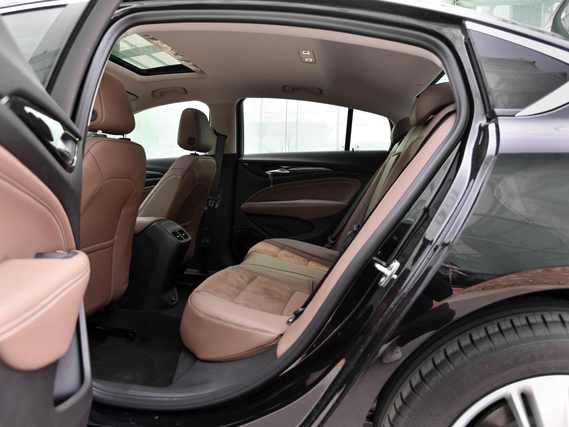 很帅气性价比很高的b级车君威,空间大动力强价格便宜外观帅气