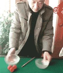 一哥们在殡仪馆守灵，闲着无聊，半夜用手机搜附近的人