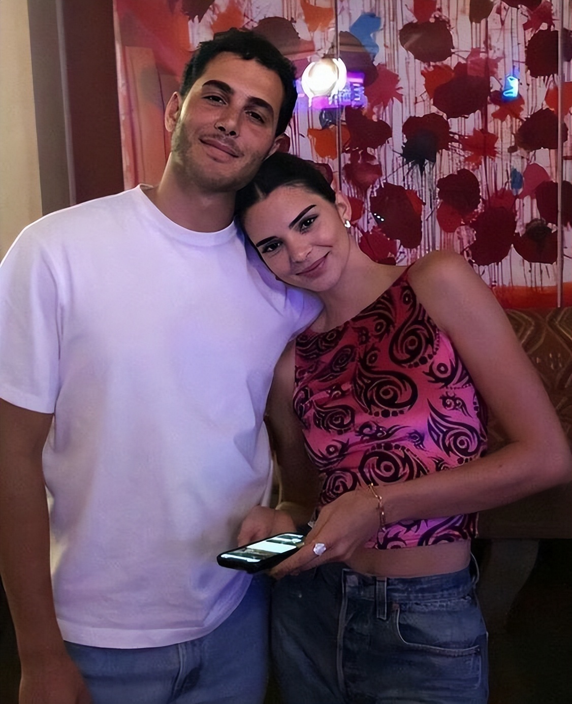 詹娜和男朋友接吻,詹娜和男朋友吻戏