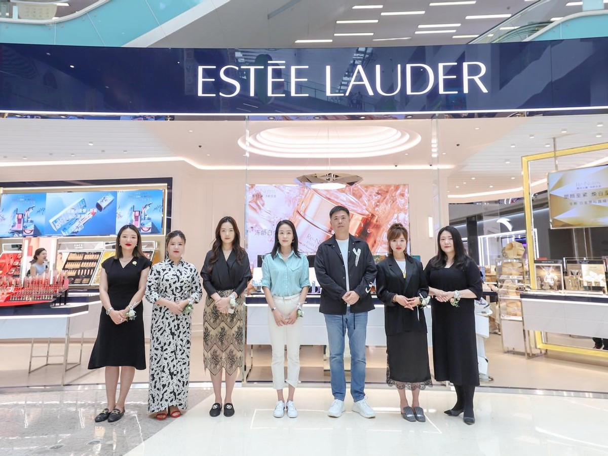 成都温江合生汇购物中心,雅诗兰黛集合店开业