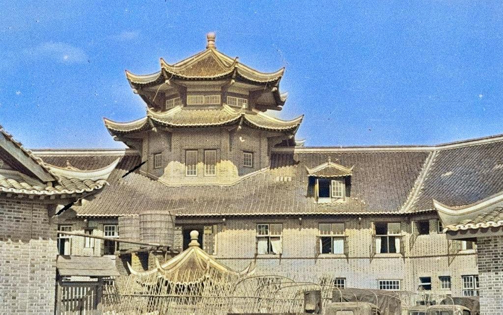 卑鄙龌龊老照片：*楼青**女子妖娆多姿，妇女露胸喂奶被孩子撕扯衣服