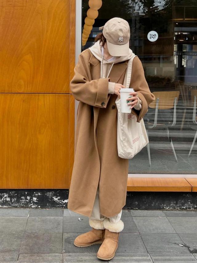 大衣卫衣今冬最火混搭套路时髦炸,冬季穿大衣卫衣减龄时髦