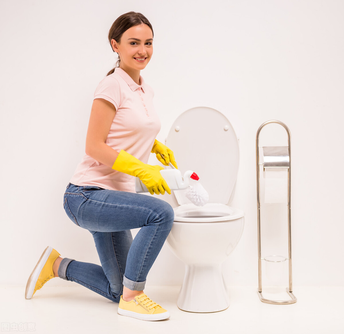 女子穿高跟鞋站马桶蹲坑致跌落,女子嫌公厕脏穿高跟鞋