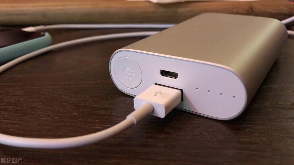 手机充电宝用电量怎么看,充电宝一度电相当于手机电池多少