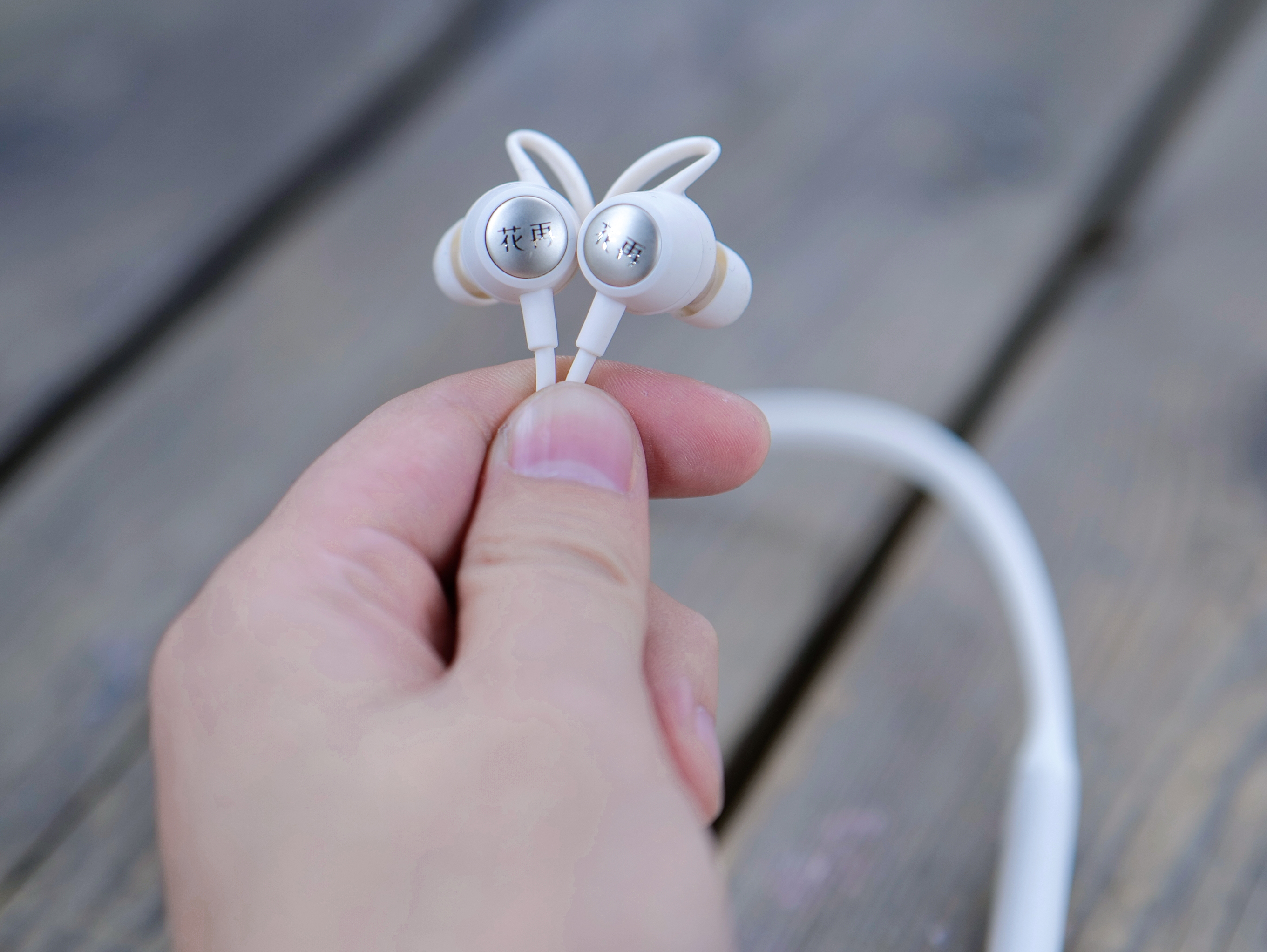 蓝牙耳机是不是过时了,头戴式耳机真的过时了吗