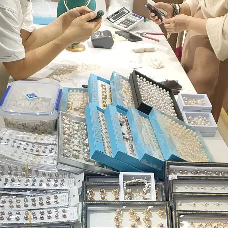 她们在义乌档口卖头花,最便宜的只要几毛钱,一月带货150万元