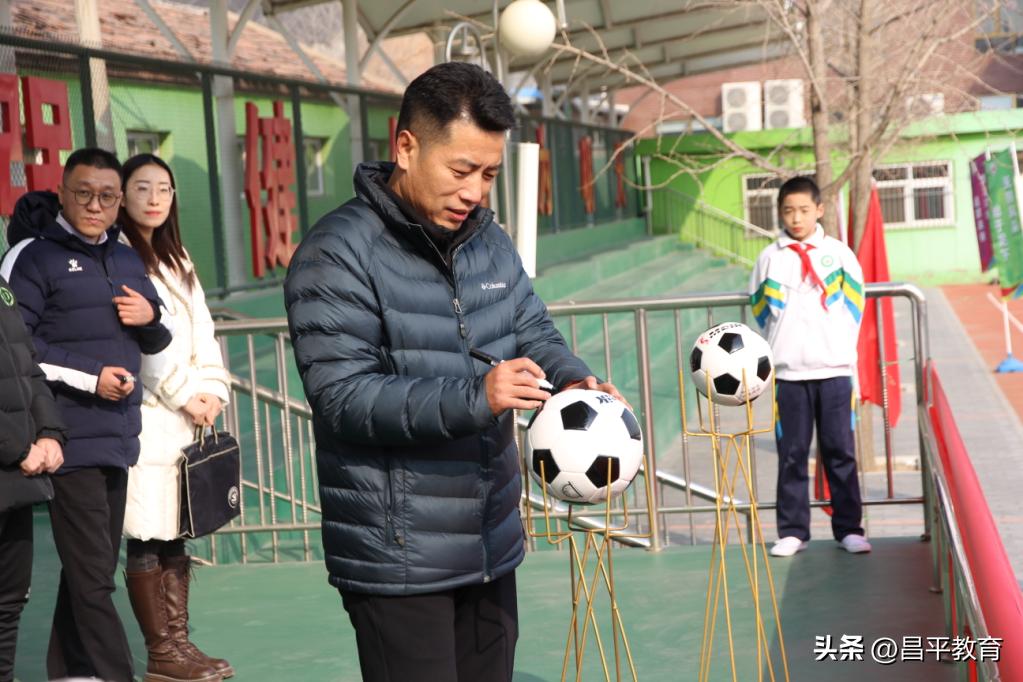 西班牙教练教中国学生踢球,中国足球学校西班牙教练