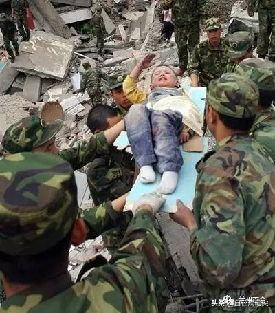 汶川地震15个感人瞬间,汶川地震14周年催人泪目的瞬间
