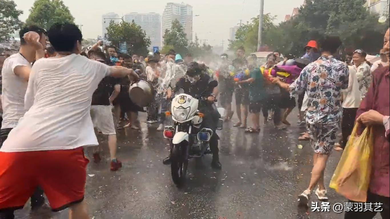泼水节女子被撕扯雨衣怎么处理,泼水节被撕扯雨衣当事女生发声