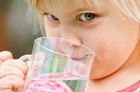 新生儿为什么不能喝白开水,婴儿喝水是按需喂水还是定量喂水