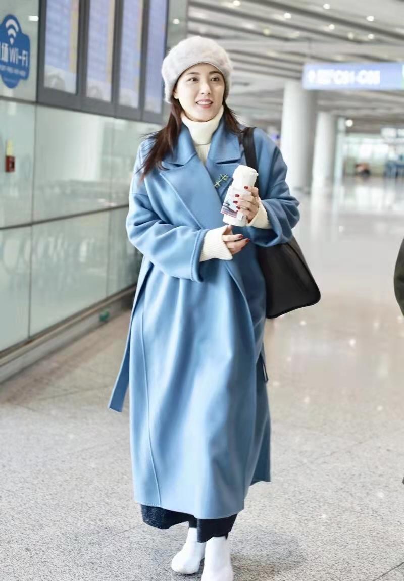 蓝色呢子大衣搭配曾黎,曾黎穿的毛衣