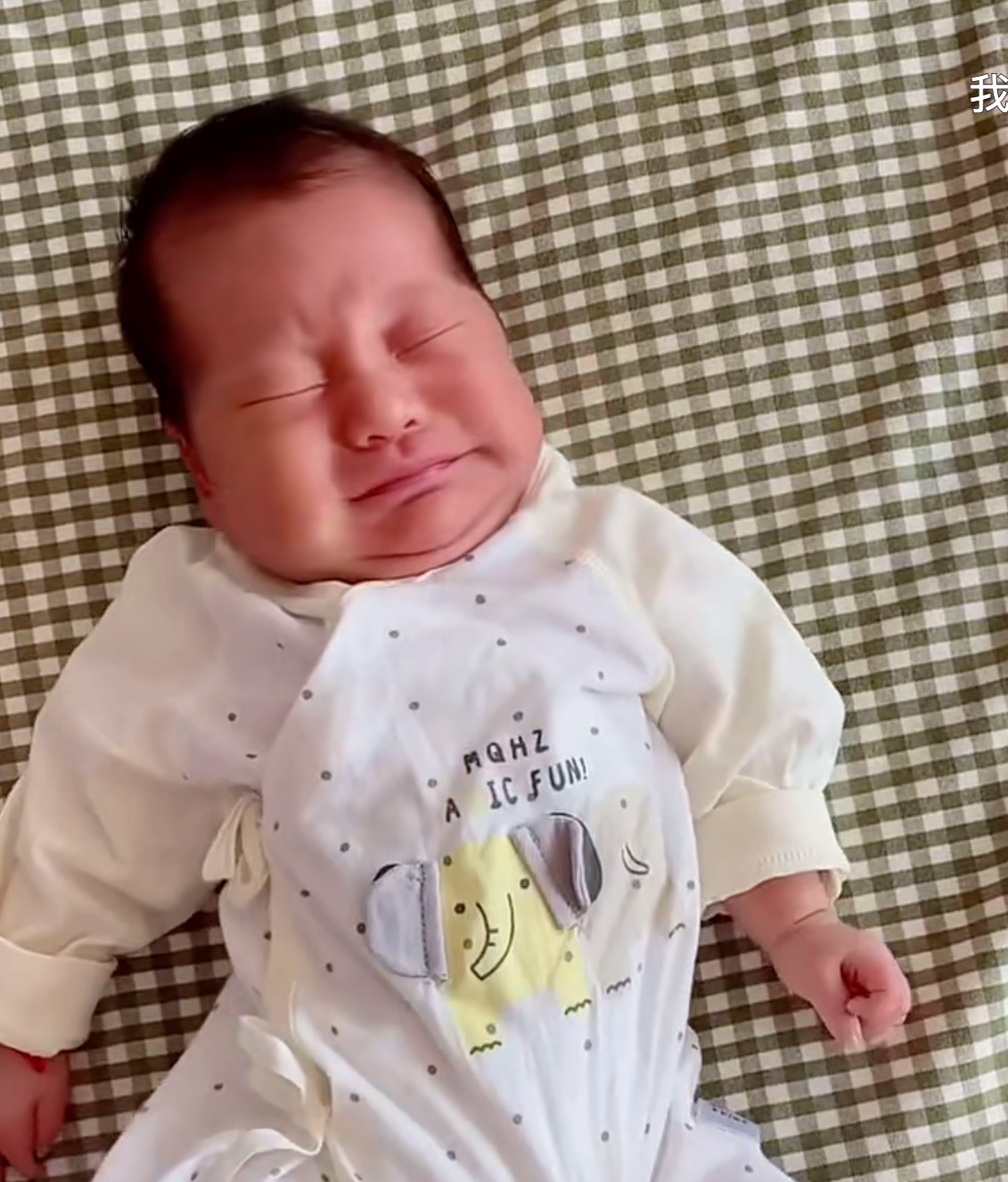 小孩一到晚上就哭闹不止怎么办,孩子一到晚上就哭怎么也哄不好