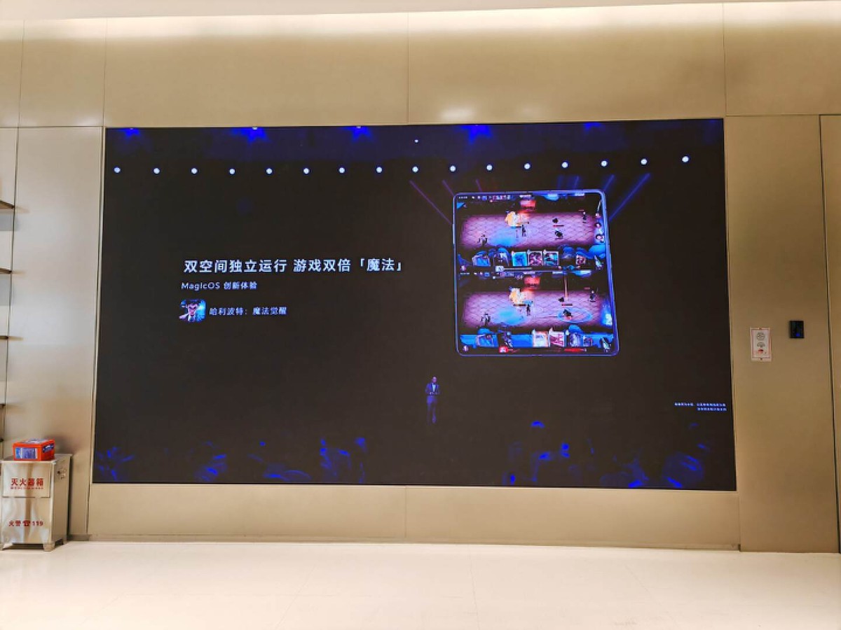 荣耀MagicV2折叠屏测评，5大亮点和2个缺点，8999值得冲吗？