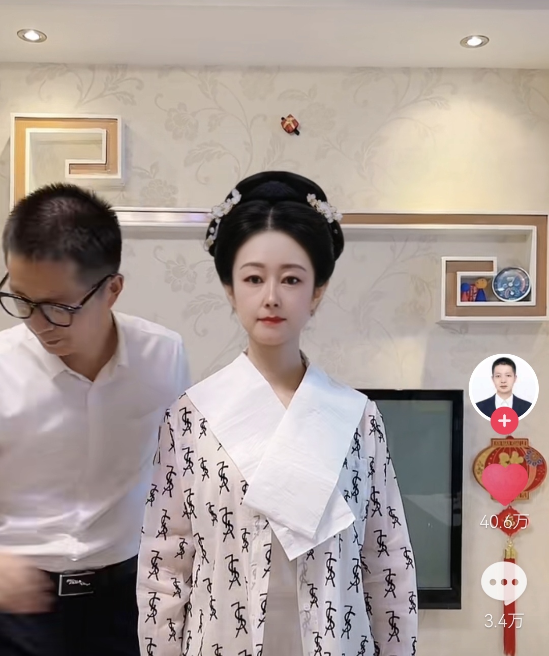 她用床上四件套给自己拼了一件衣服，网友：这不是当年的七仙女吗