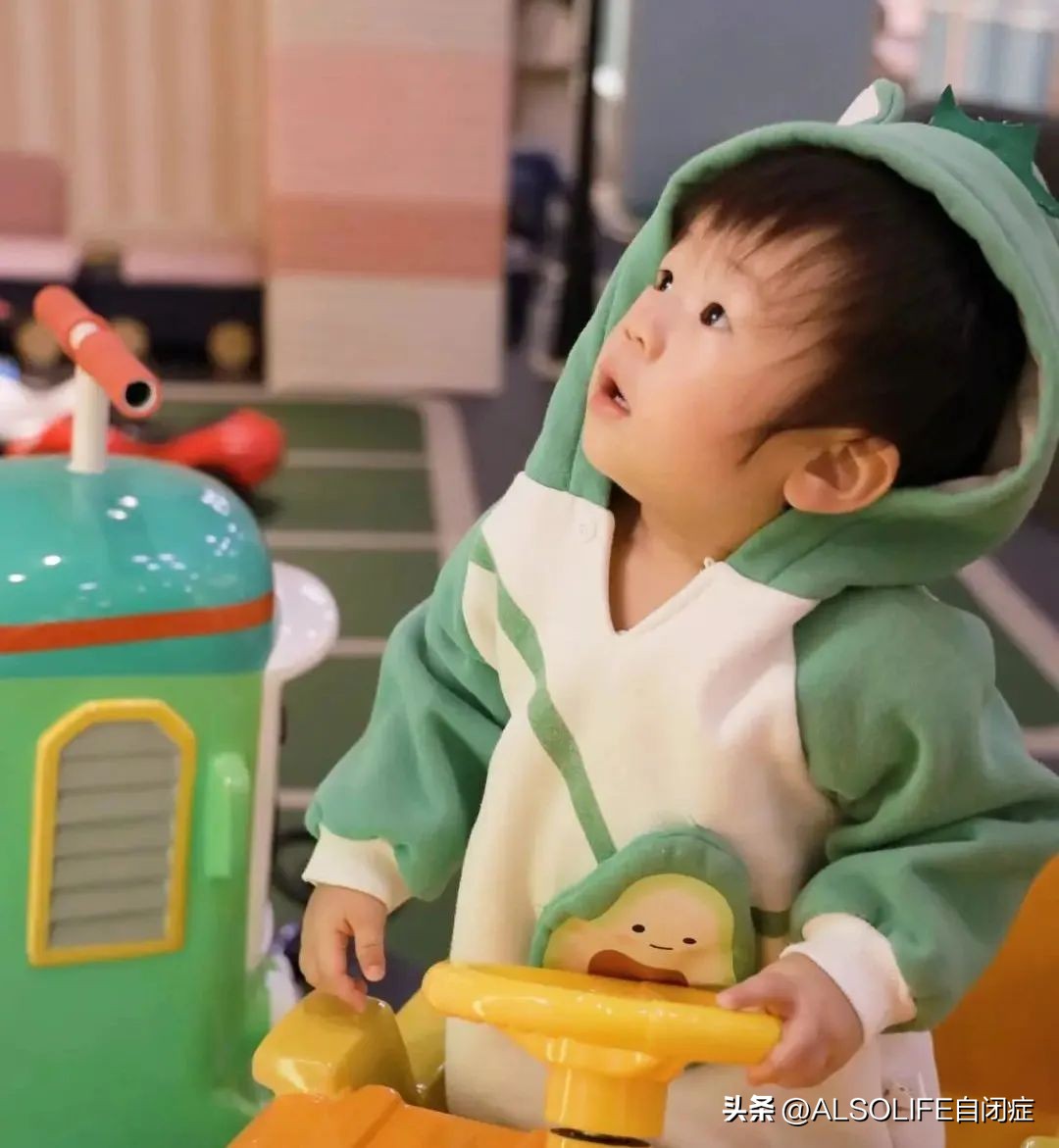 鹦鹉学舌都是自闭症的表现吗,自闭症小孩鹦鹉学舌