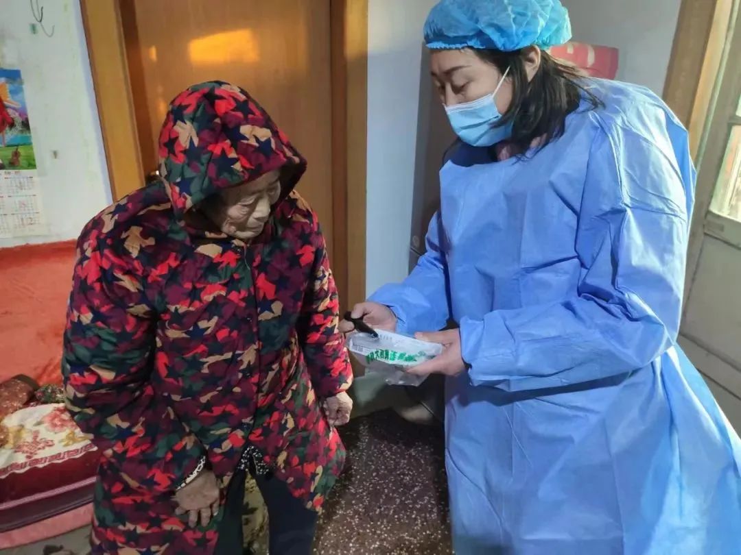 情系老人温暖晚年,情系贫困户冬日送温暖