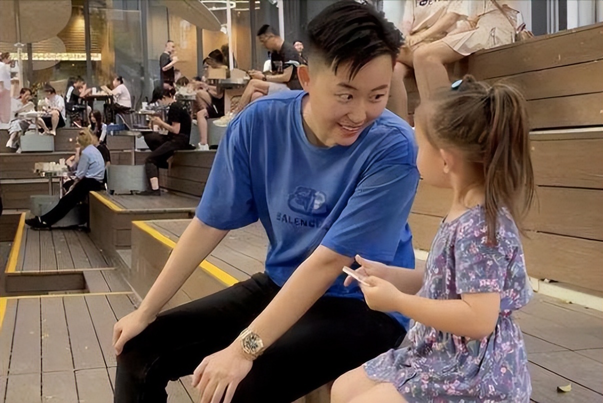 网红富婆租车拍视频装有钱人,养豹的富婆