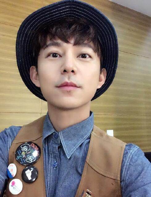 何炅出名前的心酸故事,何炅事件后哪些人对他伸出了援手