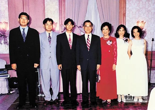 一文一武完全不同的连家兄弟,难逃比较的豪门妯娌