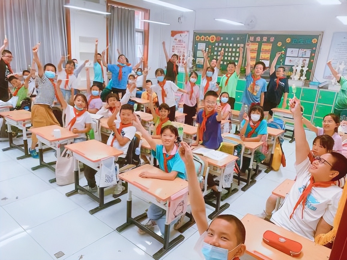 首师大育新华电附中小学部科技节隆重举行