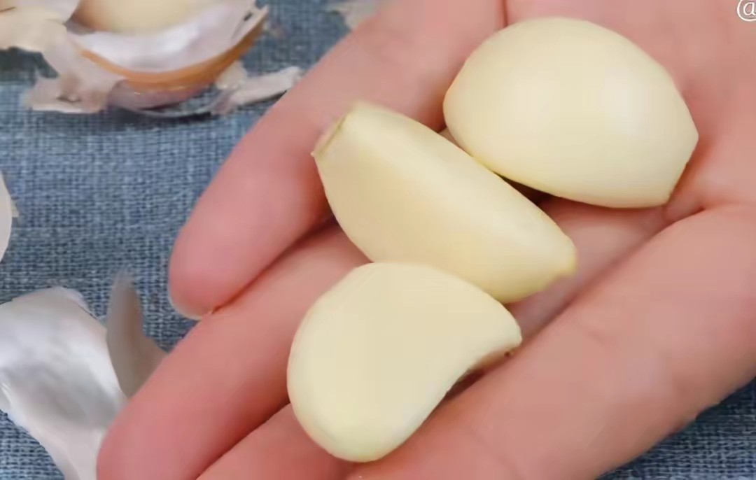 剥大蒜皮的方法,剥大蒜皮快速方法